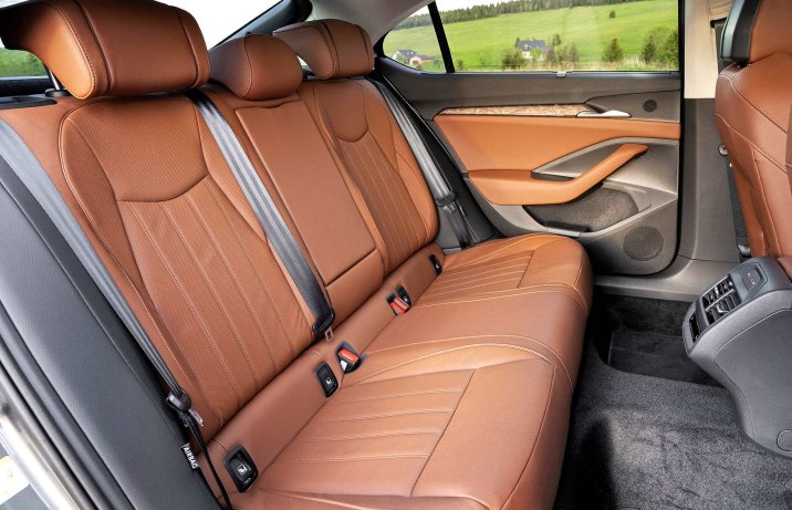 Škoda Superb IV – wnętrze, kanapa