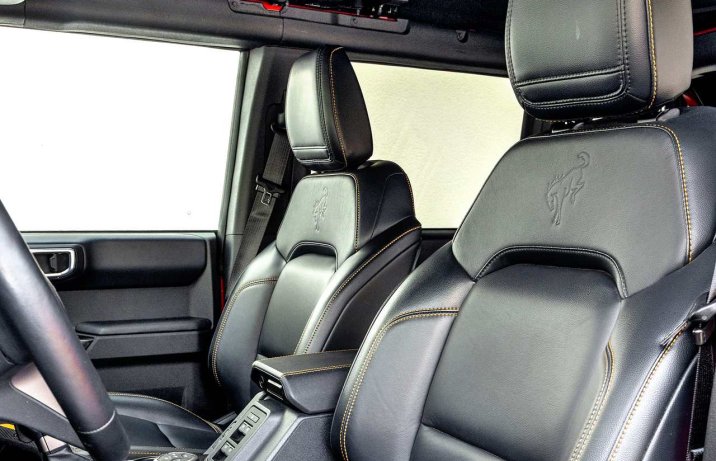 Ford Bronco Badlands – przednie fotele.