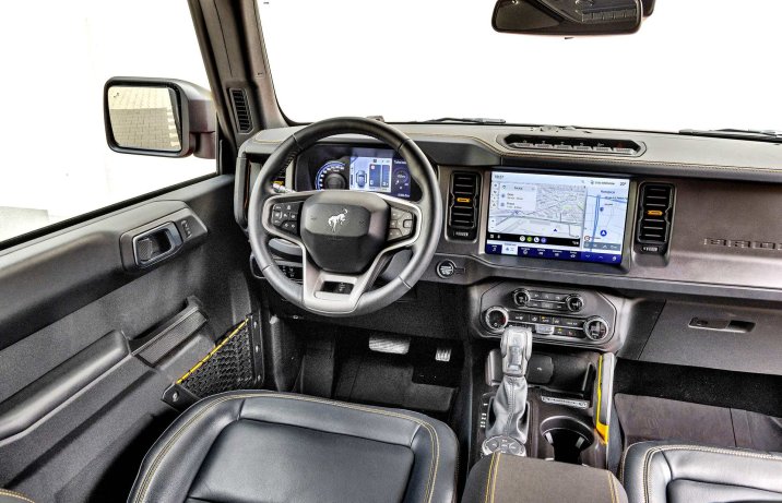 Ford Bronco Badlands – kokpit i wnętrze z miejsca kierowcy.