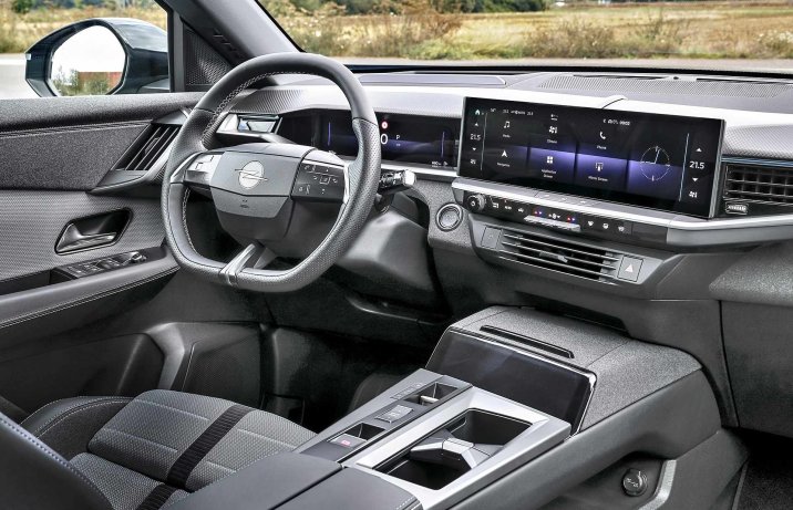 Opel Grandland Hybrid – kokpit z ekranem multimedialnym, konsolą i schowkiem z ładowarką indukcyjną.