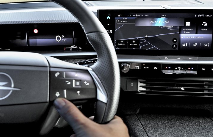 Opel Grandland Hybrid – przyciski na kierownicy, cyfrowe zegary i osobny panel klimatyzacji.