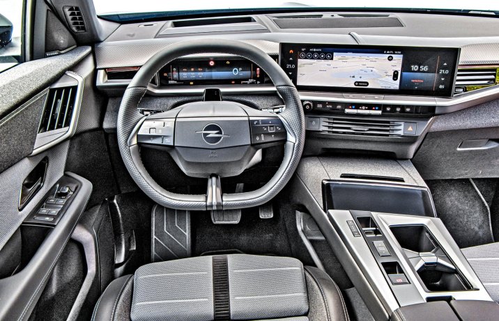 Opel Grandland Turbo Hybrid (2026) – test, porównanie – kokpit, deska rozdzielcza