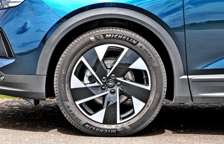 Opel Grandland Turbo Hybrid (2026) – test, porównanie – alufelgi 19"