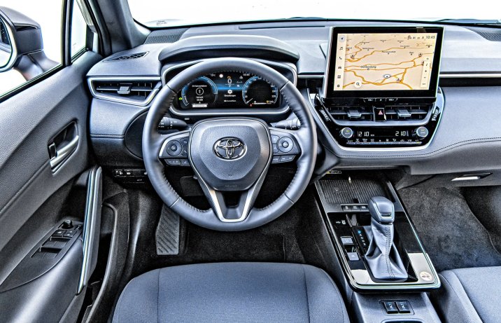Toyota Corolla Cross 2.0 Hybrid e-CVT (2026) - test, porównanie - kokpit, deska rozdzielcza