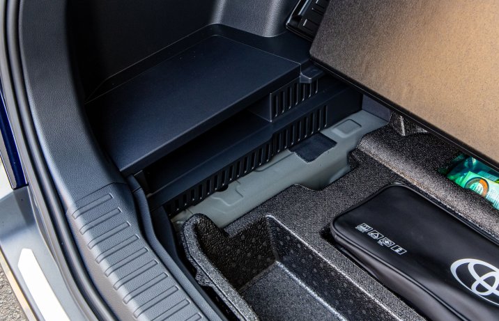 Toyota RAV4 - schowek pod bagażnikiem